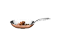 Frigideira de cobre com bife de lombo e ervas aromáticas.
