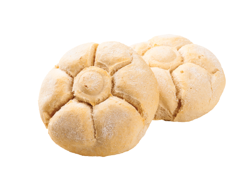 Dois pães de trigo redondos com cortes, polvilhados com farinha, sobre fundo preto.