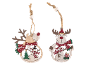 Dois ornamentos de Natal de madeira com renas, bonecos de neve, cachecóis e detalhes festivos.
