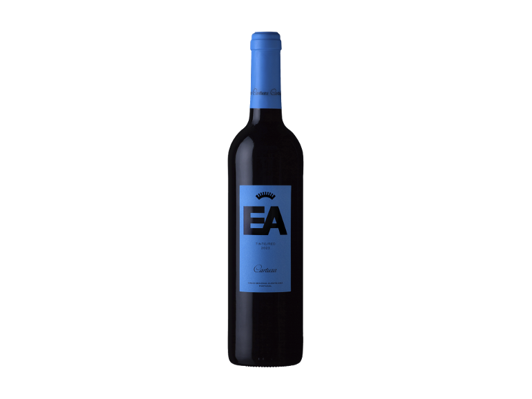 Garrafa de vinho tinto com rótulo e cápsula azuis, com a inscrição 'EA TINTO/RED 2023'.