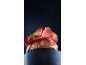 Bruschetta com presunto e ervas frescas sobre fundo escuro.