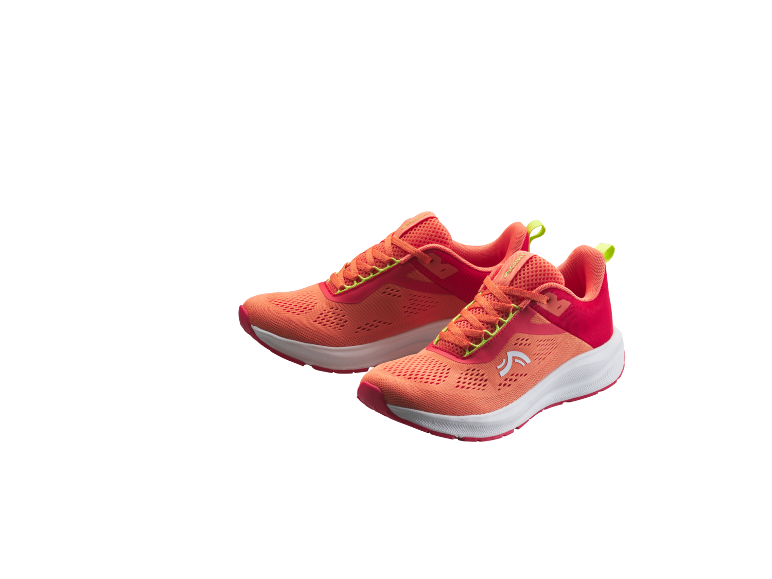 Um par de sapatilhas de corrida laranja e rosa com solas brancas.