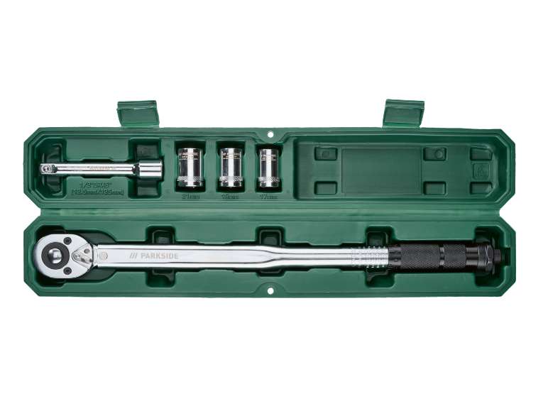 Conjunto de chave dinamométrica com barra de extensão e três chaves de caixa (21mm, 19mm, 17mm) numa caixa verde.