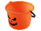 Balde laranja de Halloween com rosto de abóbora esculpido e alça preta.