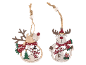Dois enfeites de Natal de madeira em forma de renas com cachecóis e bonecos de neve.