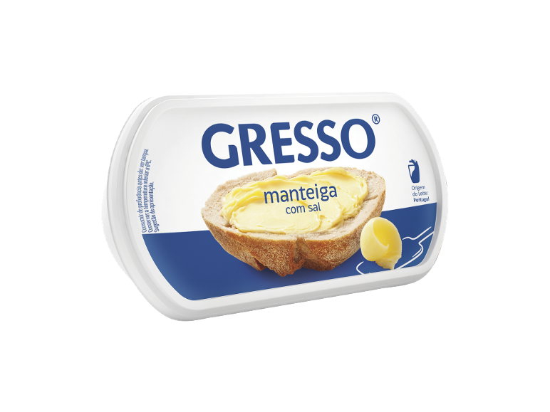 Embalagem de manteiga com sal, com uma fatia de pão barrada com manteiga.