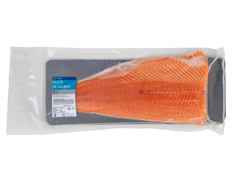 Filete de salmão embalado a vácuo com etiqueta.