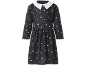 Vestido preto infantil com gola branca, caveiras e teias de aranha.