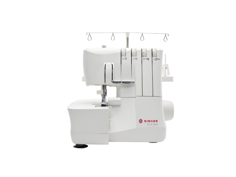 Máquina de costura overlock branca com quatro suportes de linha e mostradores de tensão em fundo preto.