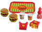 Conjunto de comida de brinquedo com hambúrgueres, batatas fritas, bebidas e condimentos num tabuleiro.