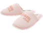 Chinelos cor-de-rosa com a inscrição 'Dream Club'.