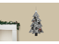 Calendário do advento de Natal em forma de árvore com uma lareira branca decorada com guirlanda.