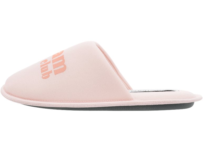 Pantufa rosa com texto 'dream club', vista lateral.