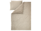 Conjunto de capa de edredão e fronha bege com textura enrugada.