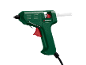Pistola de cola quente verde com gatilho vermelho e bastão de cola branco