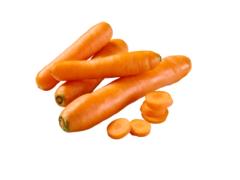 Cenouras frescas inteiras e fatiadas sobre fundo preto.