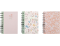 Três cadernos de espiral com padrões florais e as palavras «NOTES» e «NOTEBOOK».