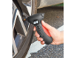 Medidor de pressão de pneus digital portátil mostrando 33,5 PSI, conectado a um pneu de carro.