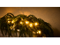 Grinalda de Natal iluminada com luzes quentes sobre uma superfície clara.