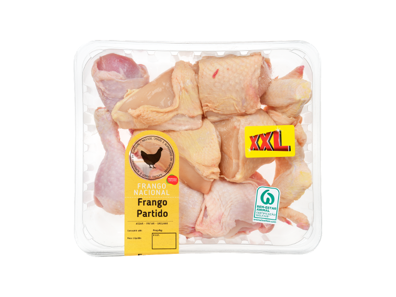 Frango Nacional XXL embalado, partido em pedaços, com rótulo de bem-estar animal.