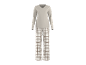 Pijama feminino com blusa bege de manga comprida e calças xadrez marrom e branco.