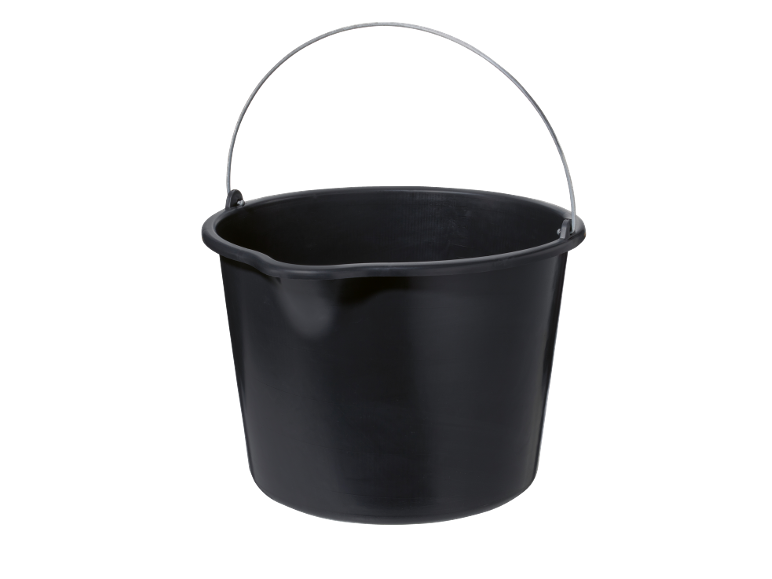 Balde de plástico preto com pega de metal.