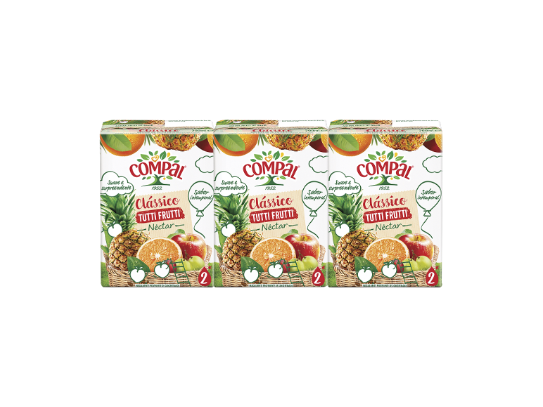 Três sumos de fruta tutti frutti com ananás, laranja e maçã.