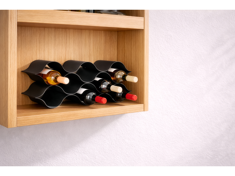 Prateleira de madeira com um suporte de vinho ondulado preto para seis garrafas.