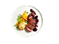 Peito de pato com molho de mirtilo, cenouras e gratinado de batata.