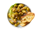 Azeitonas verdes marinadas com chili e alho, servidas com fatias de pão torrado.