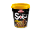 Copo de noodles soba estilo wok clássico, pronto em 3 minutos.