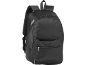 Mochila preta com fechos prateados e bolso frontal.