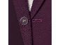 Detalhe de um casaco roxo escuro com um botão transparente.