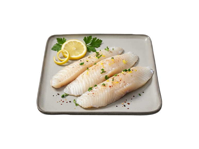 Três filetes de peixe com limão, salsa e especiarias num prato cinzento.