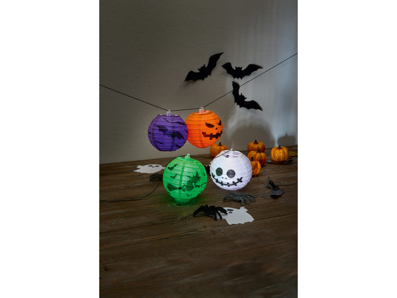Lanternas e decorações de Halloween com morcegos, fantasmas, aranhas e abóboras.