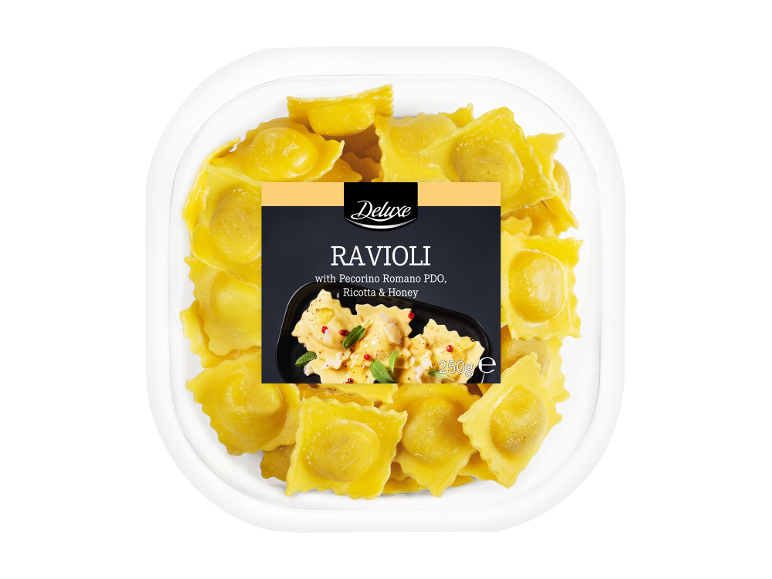Ravioli com Pecorino Romano DOP, Ricotta e Mel numa bandeja de plástico transparente.