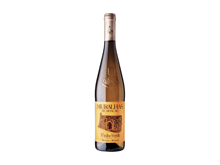 Garrafa de vinho branco com rótulo laranja apresentando um edifício de pedra e uma mulher com uvas