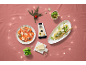 Queijo Grana Padano, carpaccio de tomate e esparguete pesto com decorações de Natal.