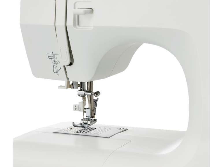 Máquina de costura branca com agulha e calcador metálicos, sobre fundo preto.