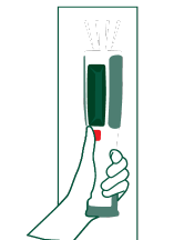 Mão segurando um detector de metais com tela verde e botão vermelho.