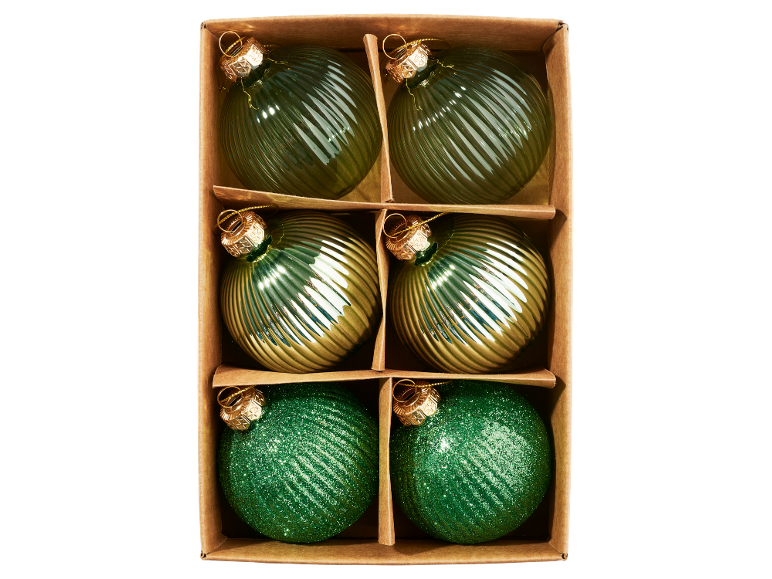 Caixa com seis bolas de Natal verdes, algumas brilhantes, outras com glitter.