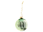 Bola de Natal verde e branca às riscas, pendurada por um cordão dourado.