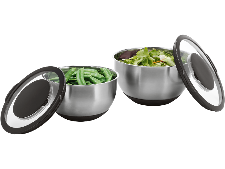 Duas tigelas de aço inoxidável com tampas, uma com ervilhas e outra com salada.