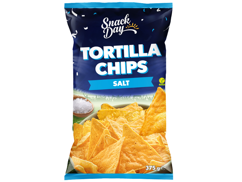Saco de tortilhas de milho salgadas com uma tigela de tortilhas e sal marinho.