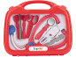 Mala de médico de brinquedo vermelha com estetoscópio, termómetro e outros instrumentos médicos.