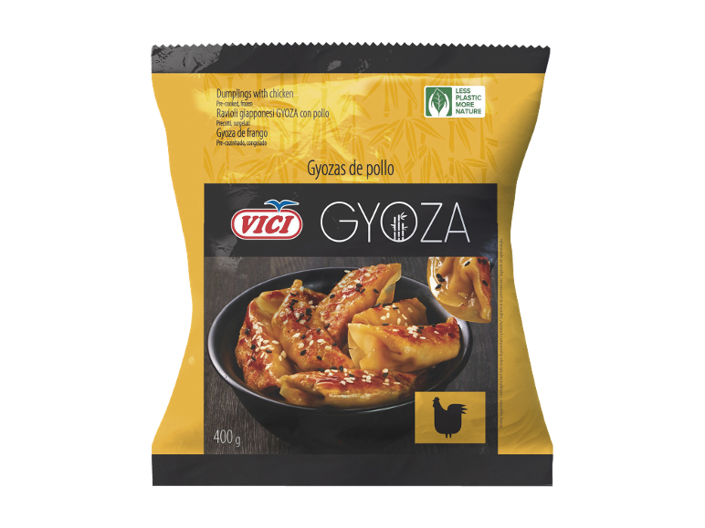 Dumplings de frango (gyozas) congelados em saco amarelo e preto, com uma tigela de gyozas cozinhados.