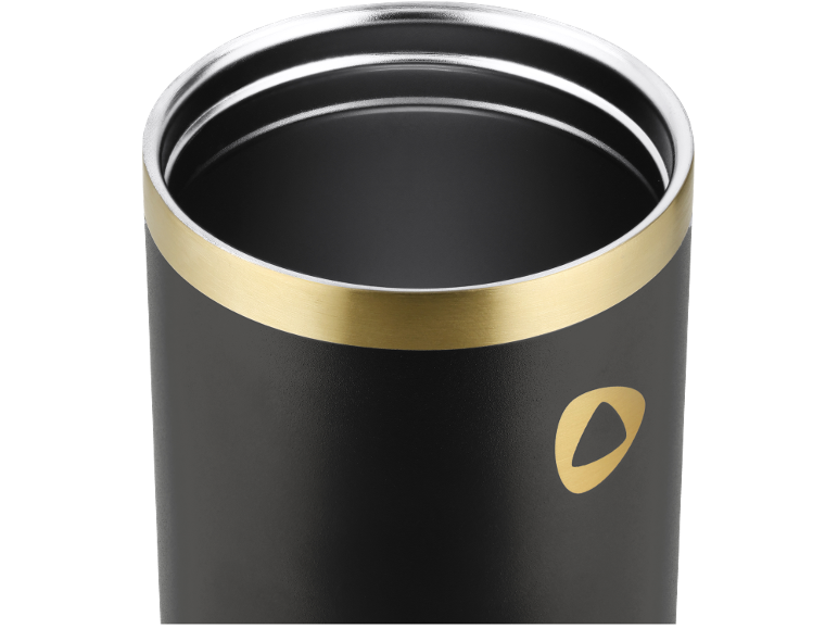 Copo térmico preto com anel dourado e logótipo.