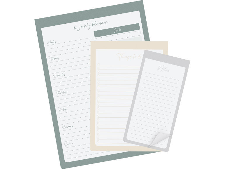 Planeador semanal, lista de tarefas e bloco de notas em tons de verde, bege e cinzento suaves.