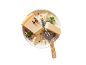 Queijo parmesão ralado e em pedaços com um ralador, ervas e pimenta rosa.