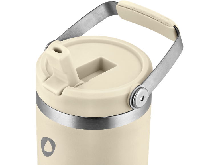 Garrafa de água isolada cor creme com alça de metal e tampa com bico.
